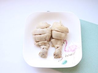 12、香辣口水鸡,鸡腿取出斩小块