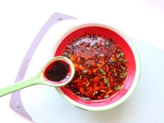 10、香辣口水鸡,香醋半汤匙放入