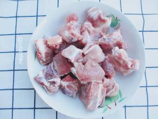 1、酱裹排骨,排骨剁块,洗净血水