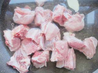 2、酱裹排骨,排骨焯水后洗净，沥干水分备用