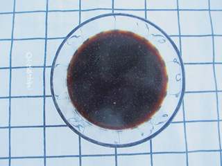 4、酱裹排骨,一汤匙韩式甜辣酱、一汤匙生抽、半汤匙老抽、一汤匙白糖、一汤匙蚝油，3汤匙水搅拌均匀