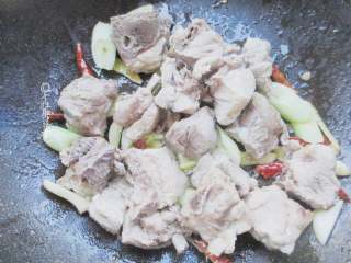 6、酱裹排骨,倒排骨翻炒,边缘稍有焦黄；