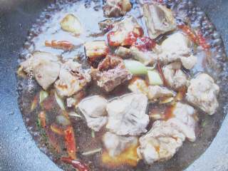 7、酱裹排骨,加入调好的料汁，大火煮开