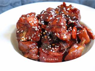 9、酱裹排骨,排骨通红通红的，烧出来的滋味别提有多浓郁