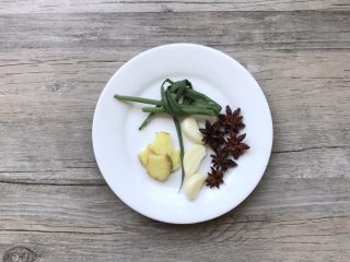 2、凉拌香辣鸡丝,准备葱叶2个打结、姜片、蒜瓣3个、八角5个