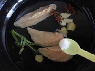 4、凉拌香辣鸡丝,加少许盐