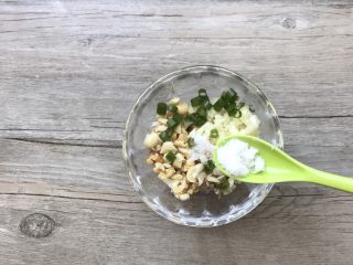 11、凉拌香辣鸡丝,加少许糖