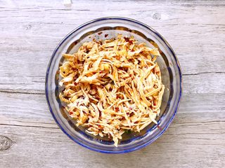 15、凉拌香辣鸡丝,酱料放入鸡丝里翻拌均匀