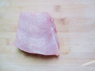 1、馋嘴猪肉粒,猪里脊肉一块，顺着肉的纹理切，和肉的纹理呈水平线。切一片厚2CM左右厚的肉片