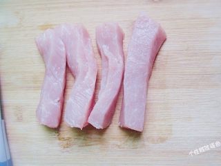 2、馋嘴猪肉粒,然后改刀切成长条状