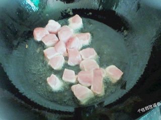 5、馋嘴猪肉粒,锅内放油，开始油炸腌制好的肉粒