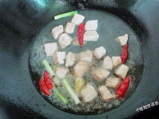 10、馋嘴猪肉粒,加入适量清水，大火烧开