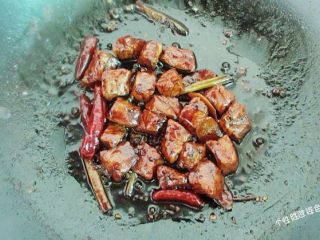 15、馋嘴猪肉粒,小火慢慢收汁，这样猪肉粒口感既烂又入味