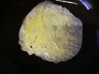 2、翻转花朵寿司,鸡蛋一个煎成蛋饼再切成条。