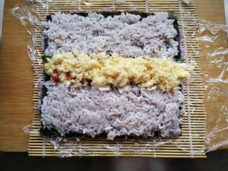 9、翻转花朵寿司, 撒上肉松