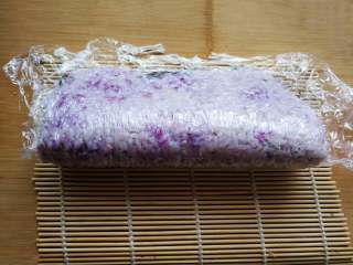 11、翻转花朵寿司,拿开卷帘，再撕掉保鲜膜