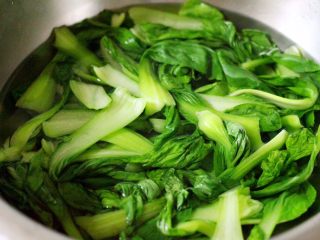 6、#辣味#麻辣水煮鱼,小油菜洗净后焯水备用