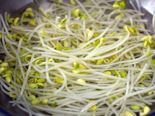 7、#辣味#麻辣水煮鱼,黄豆芽摘去根部洗净后焯水备用