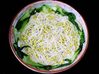 15、#辣味#麻辣水煮鱼,焯好水的小油菜和黄豆芽沥干水分码到盆底