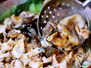 20、#辣味#麻辣水煮鱼,把煮熟的鱼肉片捞出放到鱼头和鱼排上面