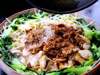 22、#辣味#麻辣水煮鱼,锅中再倒入剩下的100克花生油烧热浇到鱼肉上面