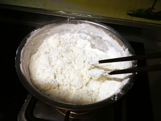1、花朵汤圆, 糯米粉与糖粉混合，缓缓倒入开水，一边倒一边用筷子搅动。（开水量仅供参考，每种粉吸水量不同）