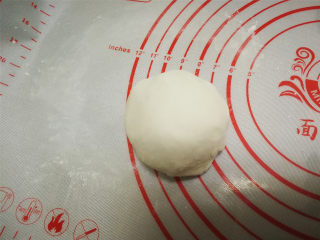 2、花朵汤圆,搅匀后慢慢揉成团。用开水和面，糯米团不容易开裂，煮的时候也不容易破。