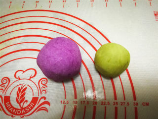 3、花朵汤圆, 把糯米团分1/4左右出来加入青汁粉或抹茶粉揉匀，另一份大的面团加入紫薯粉揉匀。