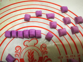 4、花朵汤圆,两种颜色的糯米团分别搓成长条，切成小段。