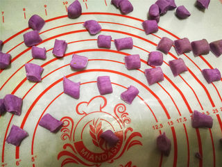 5、花朵汤圆,尽量切的大小差不多