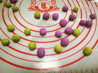 6、花朵汤圆,搓成小圆球。