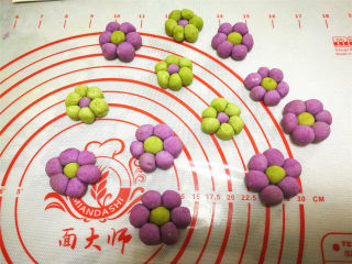 8、花朵汤圆,做好所有的小花朵，绿色的有点多了，做了几个绿色的。