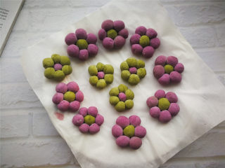 9、花朵汤圆,要是不马上吃，可以放到冰箱冷冻，吃之前拿出来煮就可以了。