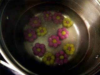 10、花朵汤圆,煮汤圆的时候水开后转小火，要沸而不腾，汤圆煮熟后会慢慢飘起来，飘起来再煮一分钟左右就好了。