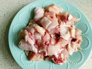 1、红烧鸡块,买的时候叫老板剁成小块，回家洗洗、沥干水就行。