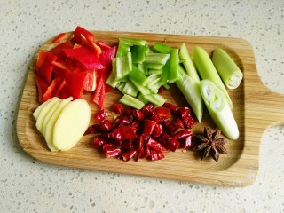 2、红烧鸡块,所有的配料如上图所示。多点少点无所谓，如果不喜欢吃辣的，可以不放干辣椒。