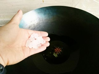 3、红烧鸡块,这次我用到了冰糖炒糖色。