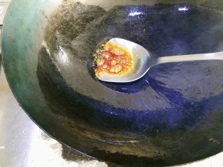 4、红烧鸡块,记住，不管是白糖还是冰糖，一定要用小火。慢慢的，变成了漂亮的琥珀色。