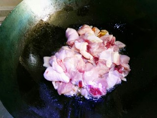 5、红烧鸡块,放入姜、鸡块翻炒。