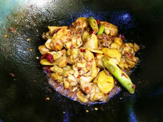 9、红烧鸡块,继续翻炒，豆瓣己炒出红色。放入生抽。