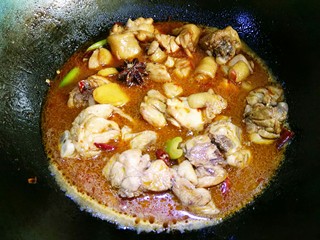 10、红烧鸡块,添水没过鸡块。