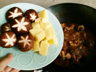 11、红烧鸡块,放入土豆和香菇一块儿炖。