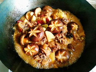 12、红烧鸡块,大约四五分钟后土豆和香菇都软塌啦！所有的食材基本上快熟啦，这时候就可以大火收汁、大火收汁啦。