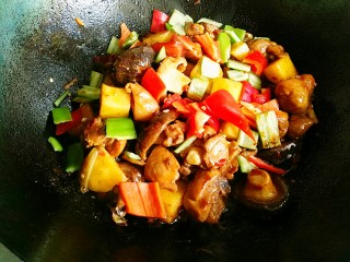 13、红烧鸡块,大火收汁后，最后放入青红椒。出锅前放入鸡精调味。尝尝味、如果咸淡正好就不用放盐啦，因为生抽是咸的，豆瓣也是咸的。