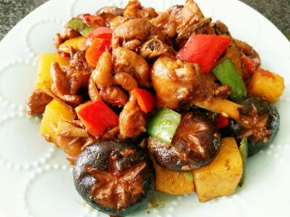 15、红烧鸡块,香菇和土豆吸满了浓浓的汤汁。都别动，那个鸡腿是我的????????????。