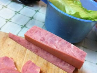 3、自制寿司,备料：火腿、蔬菜等