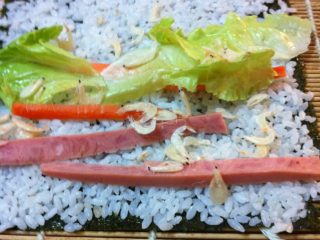 5、自制寿司,摆上备料
