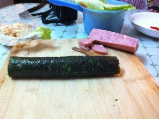 6、自制寿司,卷起