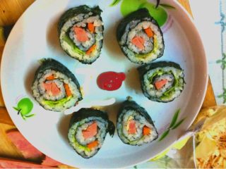 7、自制寿司,切好可以吃了（切的时候粘刀的话可以在刀上抹点寿司醋）