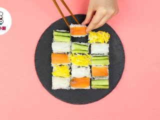 5、懒人免卷箱寿司,将寿司切成方块,再将不同口味的寿司拼在一起